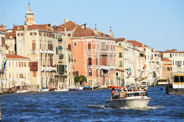 Exposição fotográfica mostra destinos italianos aos clientes do Casa Grande Hotel Resort (SP)