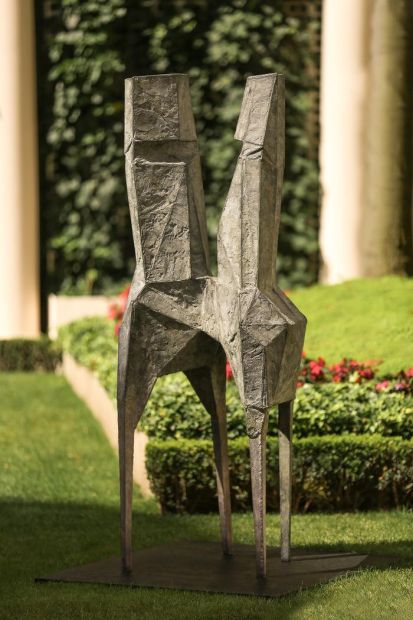 Le Bristol Paris - escultura Lynn Chadwick