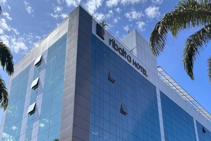 Ramada Encore - troca de bandeira