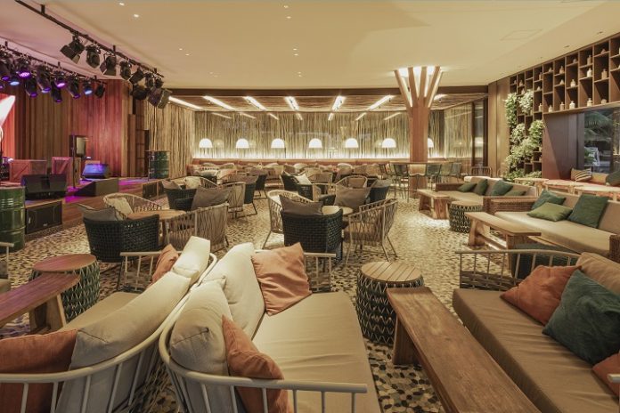 Clara Resorts - teatro - Dourado