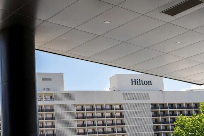 Hilton inicia modernização de marca centenária homônima