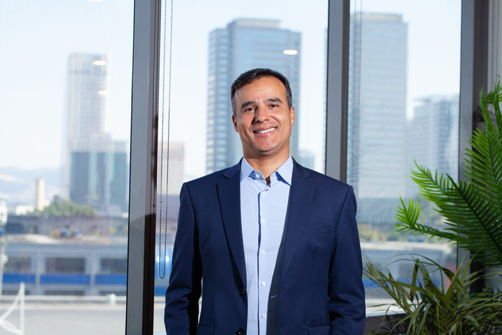 Hotéis reforçam cibersegurança diante de riscos crescentes A digitalização da hotelaria trouxe eficiência, conveniência e novas experiências para hóspedes, mas também abriu portas para ameaças. Com sistemas de reservas, check-in digital e meios de pagamento cada vez mais integrados, a exposição a ataques cibernéticos cresceu. Vazamentos de dados, ransomwares e fraudes financeiras estão entre os principais riscos, pressionando gestores a rever investimentos, processos e até mesmo a forma de comunicar incidentes. Executivos de tecnologia apontam que segurança digital já não pode ser tratada como gasto eventual, mas como parte estratégica da operação hoteleira. Além disso, a Lei Geral de Proteção de Dados (LGPD) exige maior responsabilidade no tratamento de informações, transformando a conformidade em um fator competitivo. Principais vulnerabilidades da hotelaria Sistemas de reservas e check-in digital concentram dados valiosos, tornando-se alvos frequentes de hackers. Segundo Jorge Della Via, diretor de Tecnologia do Mabu, os riscos incluem roubo de informações pessoais e financeiras, ataques de engenharia social, sequestro de sistemas, exploração de redes Wi-Fi e falhas em dispositivos conectados. “Mais de 90% das invasões ainda são causadas pelo usuário. A conscientização cultural se torna fundamental cada vez mais para evitar essas falhas”, explica. Na mesma linha, Marcelo Queiroz, head de Inovação para Prevenção a Fraude na Serasa Experian, reforça que a exposição é ampla e exige múltiplas camadas de defesa. “Os principais riscos envolvem vazamento de dados, ransomware, uso de credenciais vazadas e fraudes com cartões”, destaca. Investimento estratégico, não emergencial Os especialistas convergem ao afirmar que cibersegurança não pode mais ser encarada como custo. Para Della Via, o tema precisa constar em orçamentos e planejamentos estratégicos. “Não existe equilíbrio. Investimentos em camadas de segurança são cada vez mais necessários”, afirma. Queiroz reforça que gastar apenas em emergências gera fragilidade. “Gastos emergenciais são reativos, enquanto investimentos planejados são estruturados com base em análise de risco e conformidade com a LGPD. A diferença está na previsibilidade e na eficácia da proteção”, explica. LGPD e confiança do hóspede A LGPD trouxe novas responsabilidades e pressiona o setor a elevar padrões de conformidade. Para Della Via, a lei apenas formalizou um cuidado que já deveria existir. “Todos os hotéis já deveriam ter implementado, mas essa não é a realidade no Brasil”, diz. Já Queiroz destaca o impacto direto da lei na confiança do cliente. “A não conformidade pode gerar multas, mas o maior risco é a perda de confiança, um ativo crucial para o setor”, aponta. Ele lembra que consumidores priorizam marcas que transmitem segurança, o que transforma a proteção de dados em diferencial competitivo. Cultura organizacional e resposta rápida A proteção digital vai além de firewalls e criptografia. Para os dois executivos, o fator humano é decisivo. Treinar equipes reduz vulnerabilidades como phishing e engenharia social. “O investimento em conscientização transforma funcionários em barreira adicional de segurança”, afirma Della Via. A resposta rápida a incidentes também é vista como essencial. “Monitoramento em tempo real significa detectar acessos fora do padrão e isolar ameaças antes que comprometam todo o sistema”, explica Queiroz. Inteligência artificial e parcerias tecnológicas Tanto Jorge quanto Marcelo apontam a inteligência artificial como ferramenta de prevenção e mitigação. A tecnologia analisa padrões, detecta anomalias e antecipa riscos. “Na hotelaria ainda são poucas as empresas que investem nessa frente”, observa Della Via. Já Queiroz ressalta o ganho em eficiência quando a IA é integrada a plataformas unificadas de gestão de risco. “Ela conecta dados de identidade, comportamento e dispositivos em uma única visão da jornada do cliente, reduzindo fraudes e aumentando a eficiência operacional”, diz. Ambos destacam ainda o valor das parcerias estratégicas com empresas de tecnologia, que oferecem atualização constante diante da rápida evolução das ameaças. “É impossível internamente dominarmos 100% desse organismo vivo que muda constantemente”, conclui Della Via.