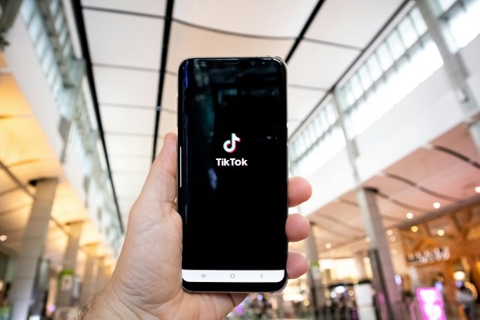 TikTok - anúncios de viagens